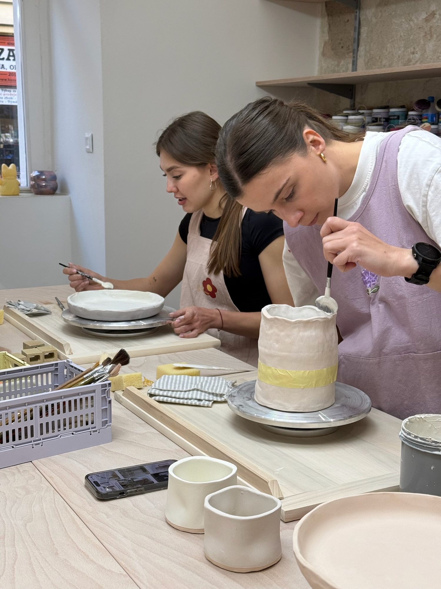 Class painting ceramics at Tocho